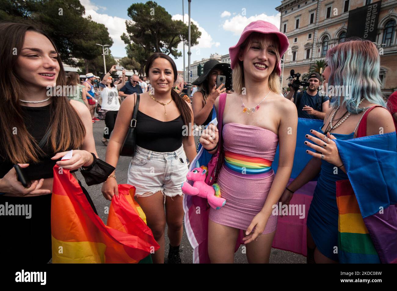 Mitglieder der LGBT-Gemeinschaft nehmen an der Parade „Frieden und Liebe“ zum Pride Day 2022 in Rom, Italien, am 11. Juni 2022 Teil. Der Pride-Monat wird jährlich im Juni in der ganzen Welt gefeiert, um dem Stonewall-Aufstand von 1969 zu gedenken, um das Bewusstsein zu schärfen und die Gleichberechtigung der sexuellen Vielfalt für Lesben, Schwule, Bisexuelle, Transgender und Queer (LGBTQ) am 11. Juni 2022 in Rom zu fördern (Foto: Andrea Ronchini/NurPhoto) Stockfoto