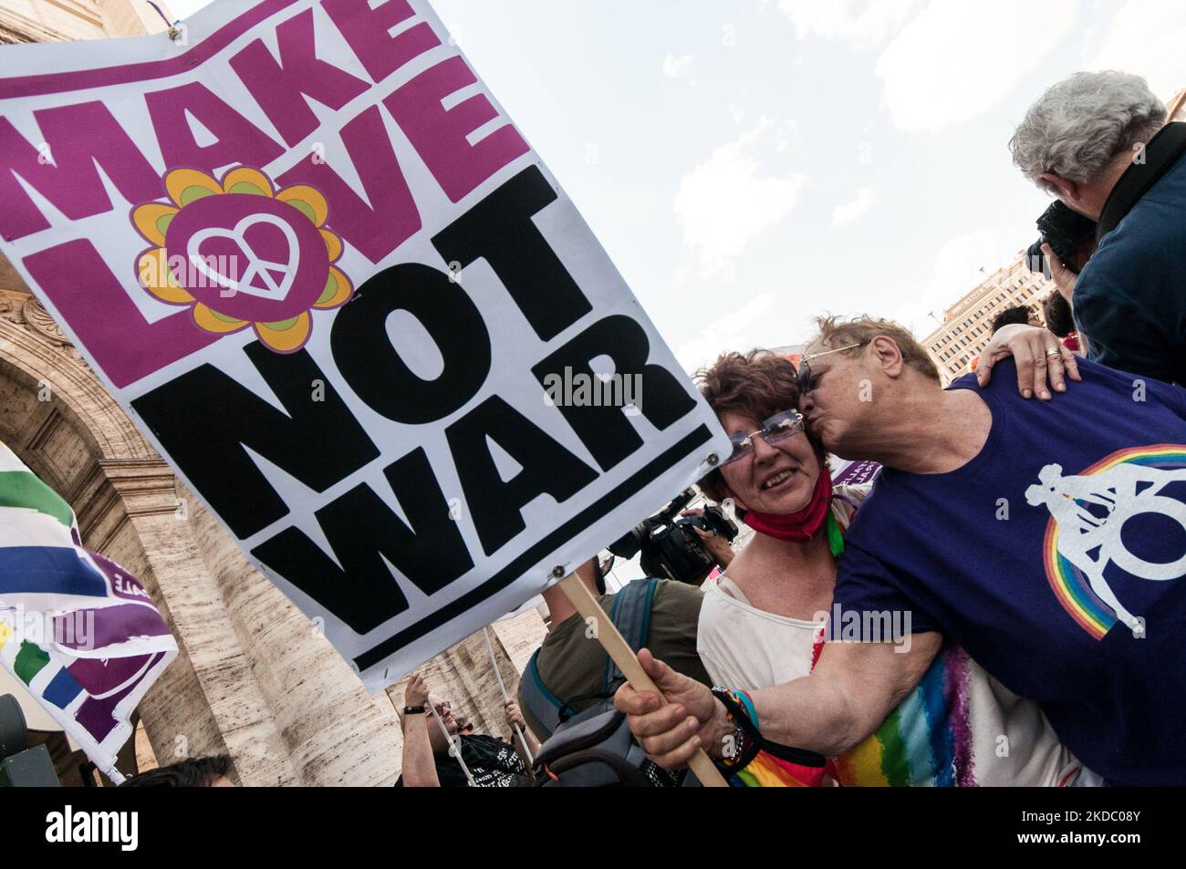 Mitglieder der LGBT-Gemeinschaft nehmen an der Parade „Frieden und Liebe“ zum Pride Day 2022 in Rom, Italien, am 11. Juni 2022 Teil. Der Pride-Monat wird jährlich im Juni in der ganzen Welt gefeiert, um dem Stonewall-Aufstand von 1969 zu gedenken, um das Bewusstsein zu schärfen und die Gleichberechtigung der sexuellen Vielfalt für Lesben, Schwule, Bisexuelle, Transgender und Queer (LGBTQ) am 11. Juni 2022 in Rom zu fördern (Foto: Andrea Ronchini/NurPhoto) Stockfoto