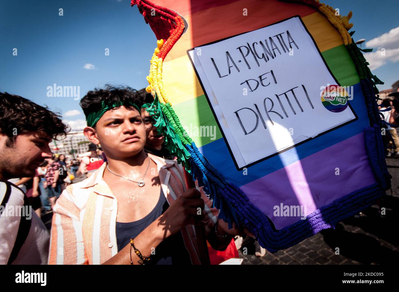 Mitglieder der LGBT-Gemeinschaft nehmen an der Parade „Frieden und Liebe“ zum Pride Day 2022 in Rom, Italien, am 11. Juni 2022 Teil. Der Pride-Monat wird jährlich im Juni in der ganzen Welt gefeiert, um dem Stonewall-Aufstand von 1969 zu gedenken, um das Bewusstsein zu schärfen und die Gleichberechtigung der sexuellen Vielfalt für Lesben, Schwule, Bisexuelle, Transgender und Queer (LGBTQ) am 11. Juni 2022 in Rom zu fördern (Foto: Andrea Ronchini/NurPhoto) Stockfoto