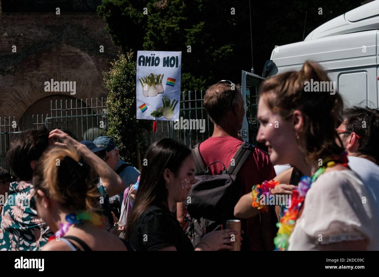 Mitglieder der LGBT-Gemeinschaft nehmen an der Parade „Frieden und Liebe“ zum Pride Day 2022 in Rom, Italien, am 11. Juni 2022 Teil. Der Pride-Monat wird jährlich im Juni in der ganzen Welt gefeiert, um dem Stonewall-Aufstand von 1969 zu gedenken, um das Bewusstsein zu schärfen und die Gleichberechtigung der sexuellen Vielfalt für Lesben, Schwule, Bisexuelle, Transgender und Queer (LGBTQ) am 11. Juni 2022 in Rom zu fördern (Foto: Andrea Ronchini/NurPhoto) Stockfoto