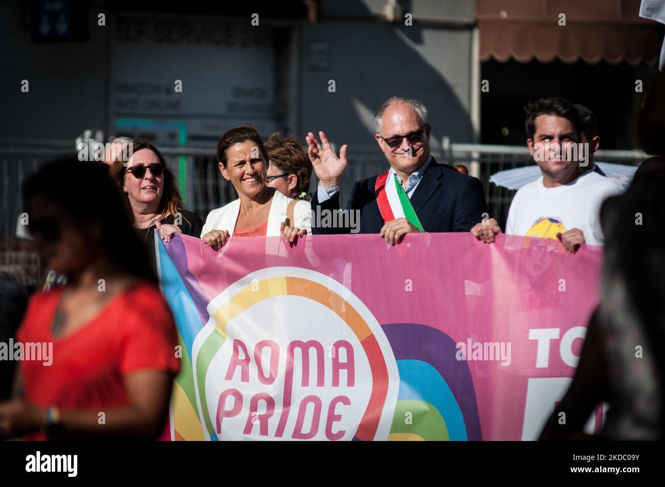 Roberto Gualtieri, Bürgermeister von Rom, nimmt während der LGBT-Gemeinschaft an der Parade „Frieden und Liebe“ zum Pride Day 2022 in Rom, Italien, am 11. Juni 2022 Teil. Der Pride-Monat wird jährlich im Juni in der ganzen Welt gefeiert, um dem Stonewall-Aufstand von 1969 zu gedenken, um das Bewusstsein zu schärfen und die Gleichberechtigung der sexuellen Vielfalt für Lesben, Schwule, Bisexuelle, Transgender und Queer (LGBTQ) am 11. Juni 2022 in Rom zu fördern (Foto: Andrea Ronchini/NurPhoto) Stockfoto
