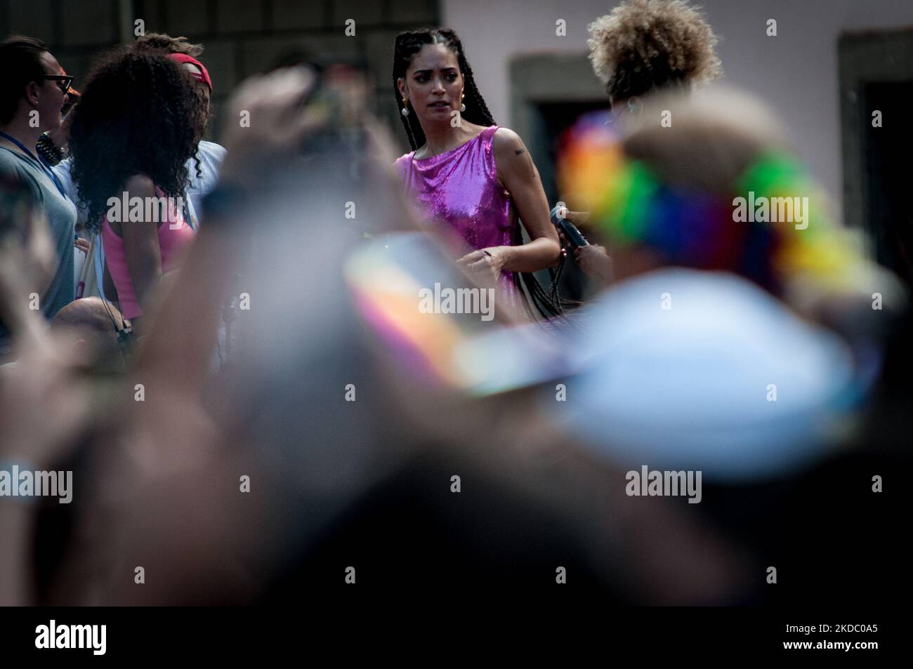 Sänger Elodie, Patenschaft des Stolzes, nimmt während der LGBT-Gemeinschaft an der Parade „Frieden und Liebe“ zum Pride Day 2022 in Rom, Italien, am 11. Juni 2022 Teil. Der Pride-Monat wird jährlich im Juni in der ganzen Welt gefeiert, um dem Stonewall-Aufstand von 1969 zu gedenken, um das Bewusstsein zu schärfen und die Gleichberechtigung der sexuellen Vielfalt für Lesben, Schwule, Bisexuelle, Transgender und Queer (LGBTQ) am 11. Juni 2022 in Rom zu fördern (Foto: Andrea Ronchini/NurPhoto) Stockfoto