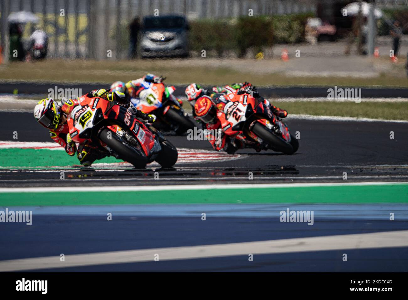 19 BAUTISTA Alvaro ESP Ducati Panigale V4R, 21 RINALDI Michael Ruben ITA Ducati Panigale V4R während der Motul FIM Superbike Championship - Italianische Runde Sonntagsrennen während der World Superbikes - Circuit Pirelli Emilia-Romagna Round, 10-12. Juni 2022 auf Misano, Italien. (Foto von Fabio Averna/NurPhoto) Stockfoto