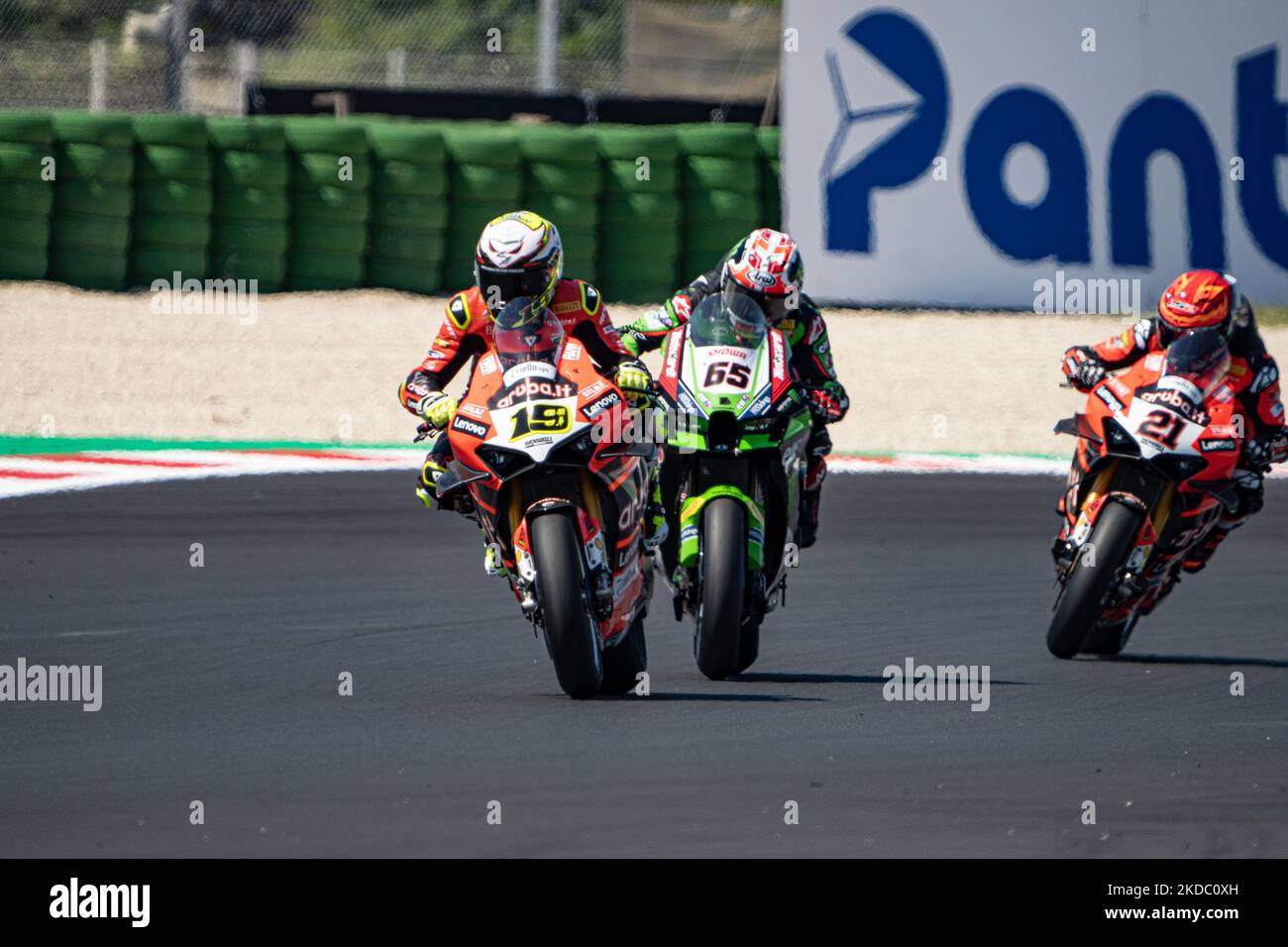 19 BAUTISTA Alvaro ESP Ducati Panigale V4R ansiò 65 REA Jonathan GBR Kawasaki ZX-10RR während der Motul FIM Superbike Championship - Ital Round Sonntagsrennen während der World Superbikes - Circuit Pirelli Emilia-Romagna Round, 10-12. Juni 2022 auf Misano, Italien. (Foto von Fabio Averna/NurPhoto) Stockfoto