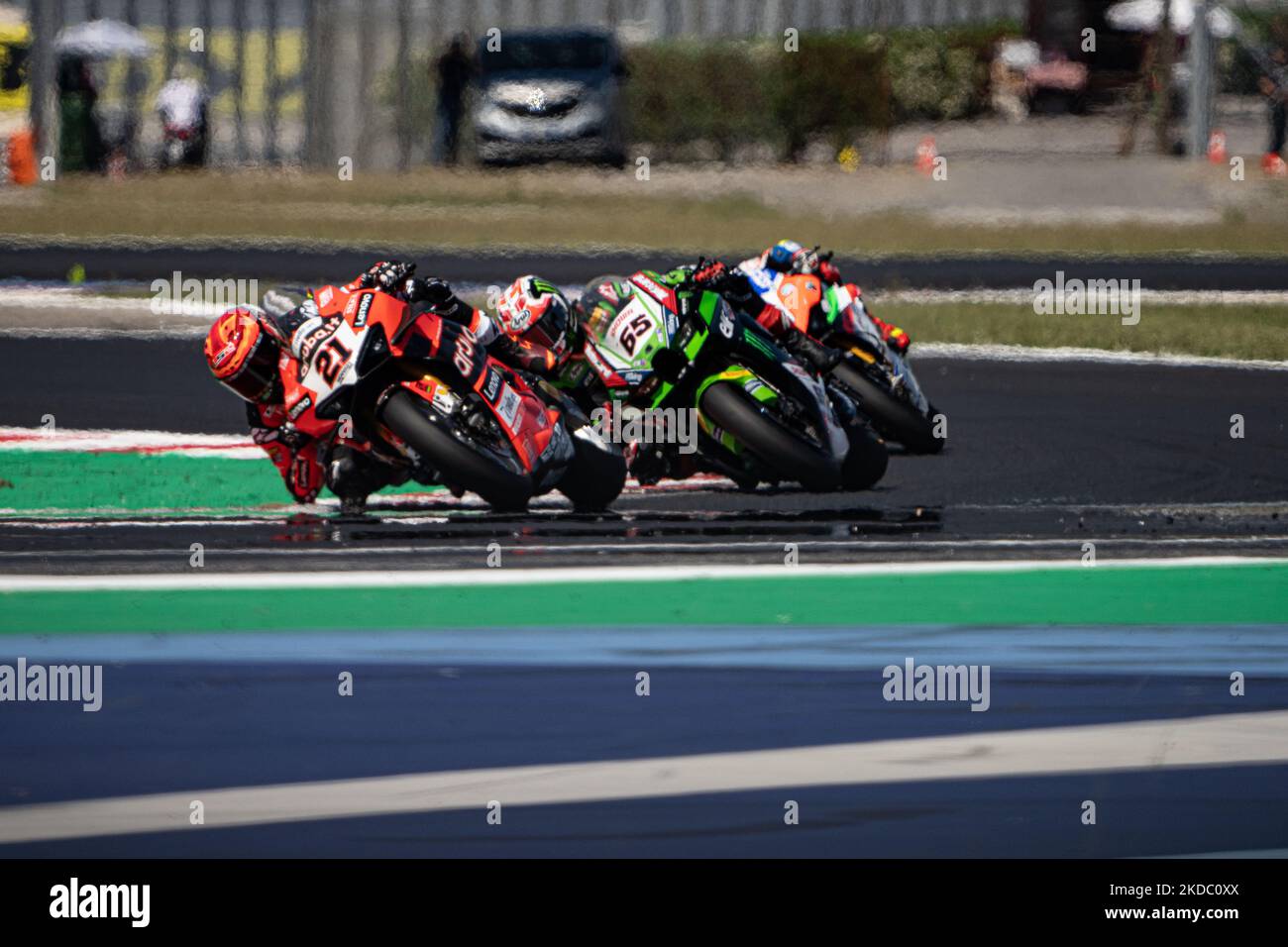 21 RINALDI Michael Ruben ITA Ducati Panigale V4R , 65 REA Jonathan GBR Kawasaki ZX-10RR während der Motul FIM Superbike Championship - Italianische Runde Sonntagsrennen während der World Superbikes - Circuit Pirelli Emilia-Romagna Round, 10-12. Juni 2022 auf Misano, Italien. (Foto von Fabio Averna/NurPhoto) Stockfoto