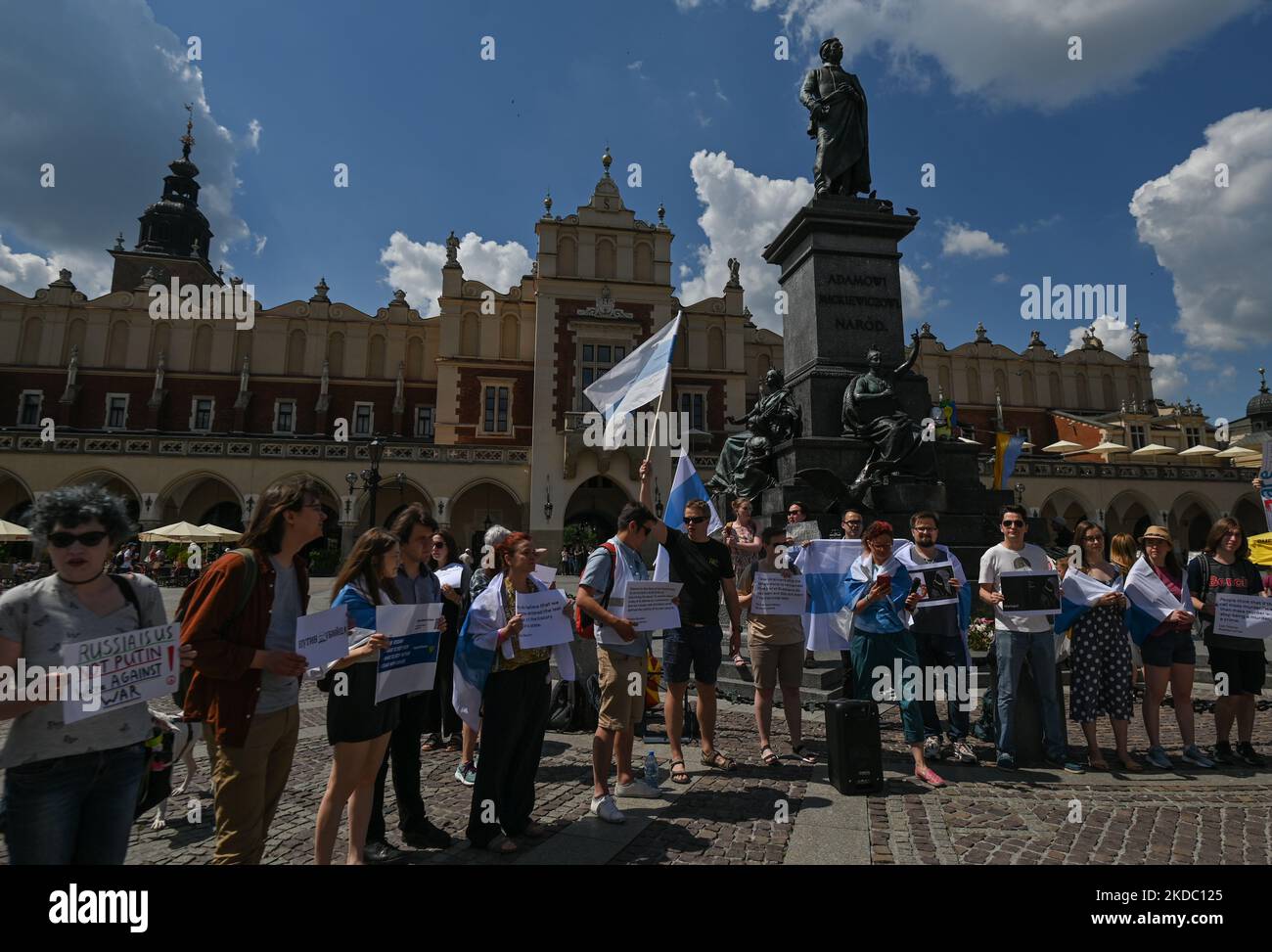 Mitglieder der lokalen russischen Diaspora in Krakau nehmen an der globalen Antikriegsdemonstration aller freien Russen Teil und protestieren gegen den Krieg mit der Ukraine am Adam-Mickiewicz-Denkmal auf dem Hauptplatz in Krakau. Am Sonntag, den 12. Juni 2022, in Krakau, Polen. (Foto von Artur Widak/NurPhoto) Stockfoto