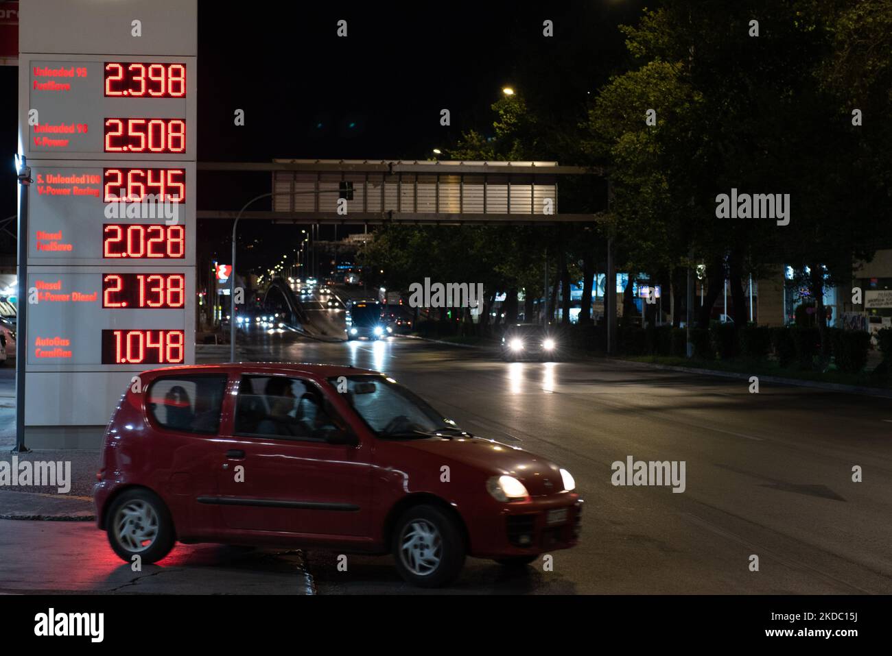 An einer Tankstelle angezeigte Gaspreise. In Athen, Griechenland, erreichten die Gaspreise Rekordhöhen. (Foto von Nicolas Koutsokostas/NurPhoto) Stockfoto