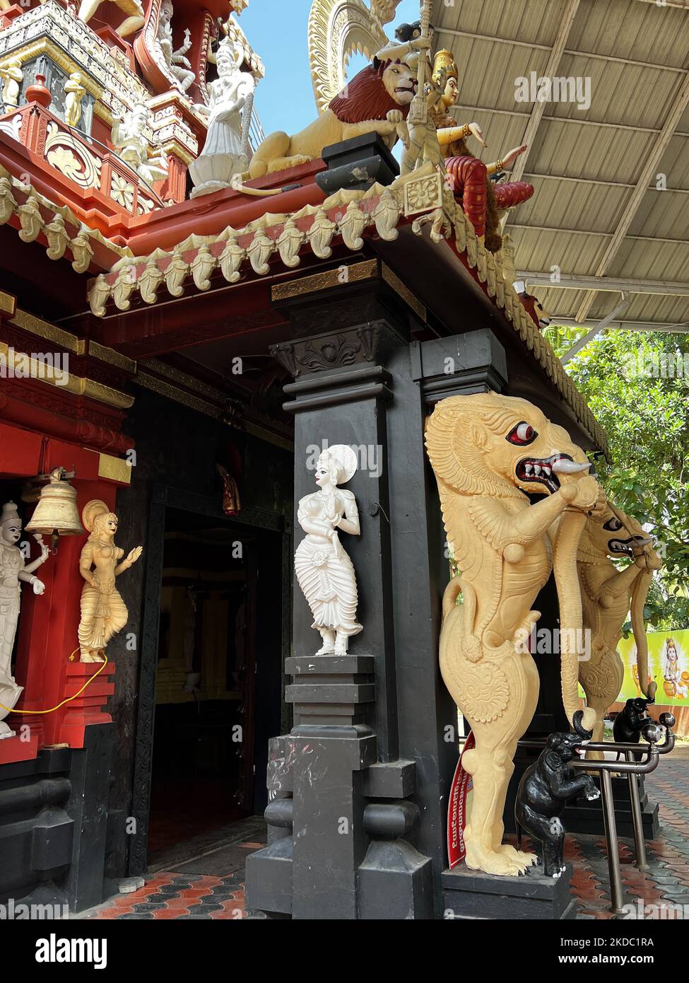 Figuren hinduistischer Gottheiten schmücken den Pazhanchira Devi Tempel in Thiruvananthapuram (Trivandrum), Kerala, Indien, am 26. Mai 2022. Der Tempel Sree Pazhanchira Devi ist einer der ältesten Tempel. Der Tempel ist fast 700 Jahre alt und ist ein hervorragendes Beispiel für Kerala Vasthu Vidya und Tempelarchitektur. Diese Denkmalstruktur wird unter die Liste der Denkmäler von nationaler Bedeutung platziert. (Foto von Creative Touch Imaging Ltd./NurPhoto) Stockfoto