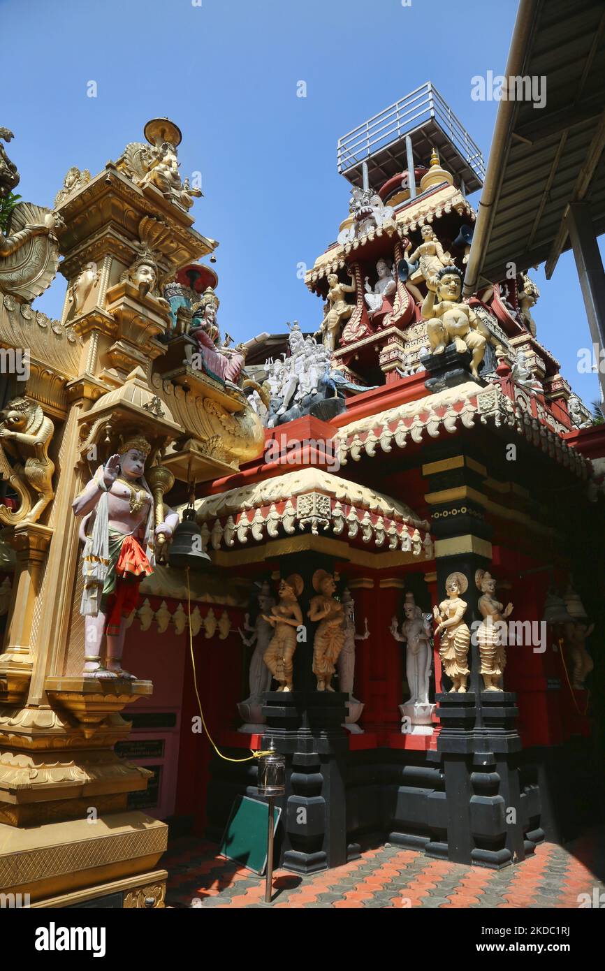 Figuren hinduistischer Gottheiten schmücken den Pazhanchira Devi Tempel in Thiruvananthapuram (Trivandrum), Kerala, Indien, am 26. Mai 2022. Der Tempel Sree Pazhanchira Devi ist einer der ältesten Tempel. Der Tempel ist fast 700 Jahre alt und ist ein hervorragendes Beispiel für Kerala Vasthu Vidya und Tempelarchitektur. Diese Denkmalstruktur wird unter die Liste der Denkmäler von nationaler Bedeutung platziert. (Foto von Creative Touch Imaging Ltd./NurPhoto) Stockfoto