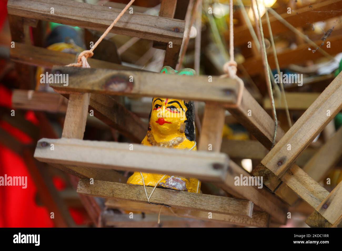 Kleine hölzerne Wiegen, die von hinduistischen Familien aufgestellt wurden, die am 26. Mai 2022 im Pazhanchira Devi-Tempel in Thiruvananthapuram (Trivandrum), Kerala, Indien, darum beten, dass Kinder an den Zweigen eines Baumes hängen. Der Tempel Sree Pazhanchira Devi ist einer der ältesten Tempel. Der Tempel ist fast 700 Jahre alt und ist ein hervorragendes Beispiel für Kerala Vasthu Vidya und Tempelarchitektur. Diese Denkmalstruktur wird unter die Liste der Denkmäler von nationaler Bedeutung platziert. (Foto von Creative Touch Imaging Ltd./NurPhoto) Stockfoto