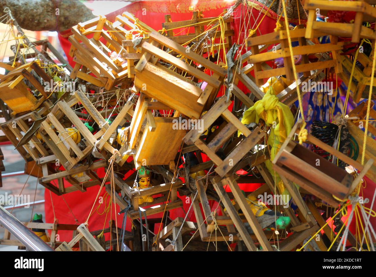 Kleine hölzerne Wiegen, die von hinduistischen Familien aufgestellt wurden, die am 26. Mai 2022 im Pazhanchira Devi-Tempel in Thiruvananthapuram (Trivandrum), Kerala, Indien, darum beten, dass Kinder an den Zweigen eines Baumes hängen. Der Tempel Sree Pazhanchira Devi ist einer der ältesten Tempel. Der Tempel ist fast 700 Jahre alt und ist ein hervorragendes Beispiel für Kerala Vasthu Vidya und Tempelarchitektur. Diese Denkmalstruktur wird unter die Liste der Denkmäler von nationaler Bedeutung platziert. (Foto von Creative Touch Imaging Ltd./NurPhoto) Stockfoto