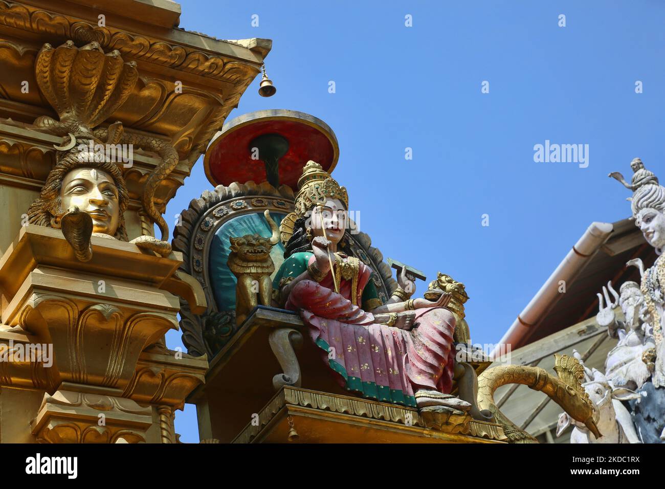 Figuren hinduistischer Gottheiten schmücken den Pazhanchira Devi Tempel in Thiruvananthapuram (Trivandrum), Kerala, Indien, am 26. Mai 2022. Der Tempel Sree Pazhanchira Devi ist einer der ältesten Tempel. Der Tempel ist fast 700 Jahre alt und ist ein hervorragendes Beispiel für Kerala Vasthu Vidya und Tempelarchitektur. Diese Denkmalstruktur wird unter die Liste der Denkmäler von nationaler Bedeutung platziert. (Foto von Creative Touch Imaging Ltd./NurPhoto) Stockfoto