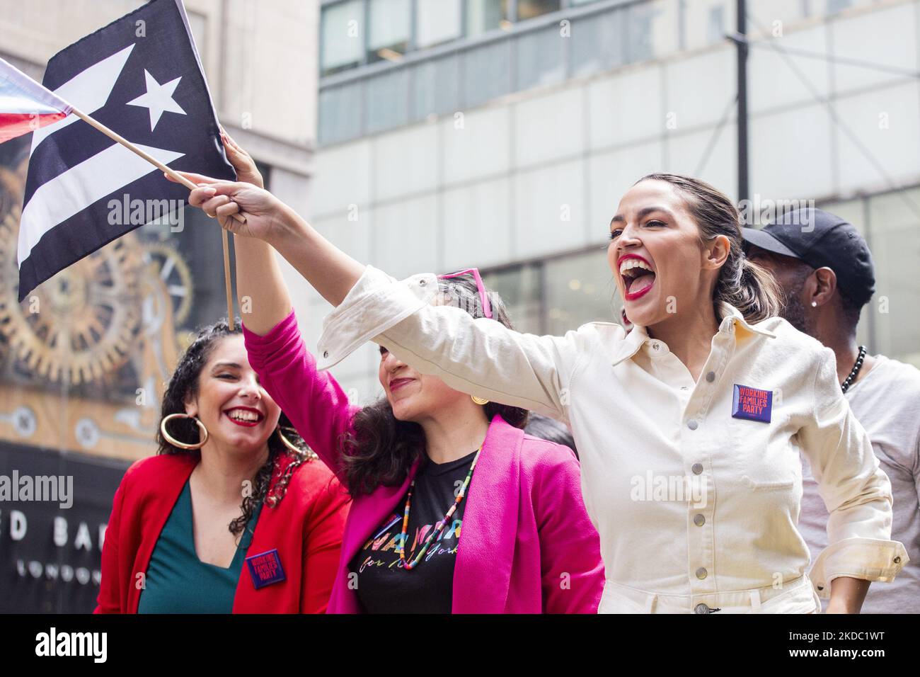 Die Kongressabgeordnete Alexandria Ocasio Cortez winkt während der Parade zum Nationalen Puerto-ricanischen Tag am Sonntag, den 12. Juni 2022 in New York, NY, eine Flagge. Die Parade kehrt nach einer zweijährigen Pause aufgrund der COVID-19-Pandemie zurück. (Foto von Erin Lefevre/NurPhoto) Stockfoto