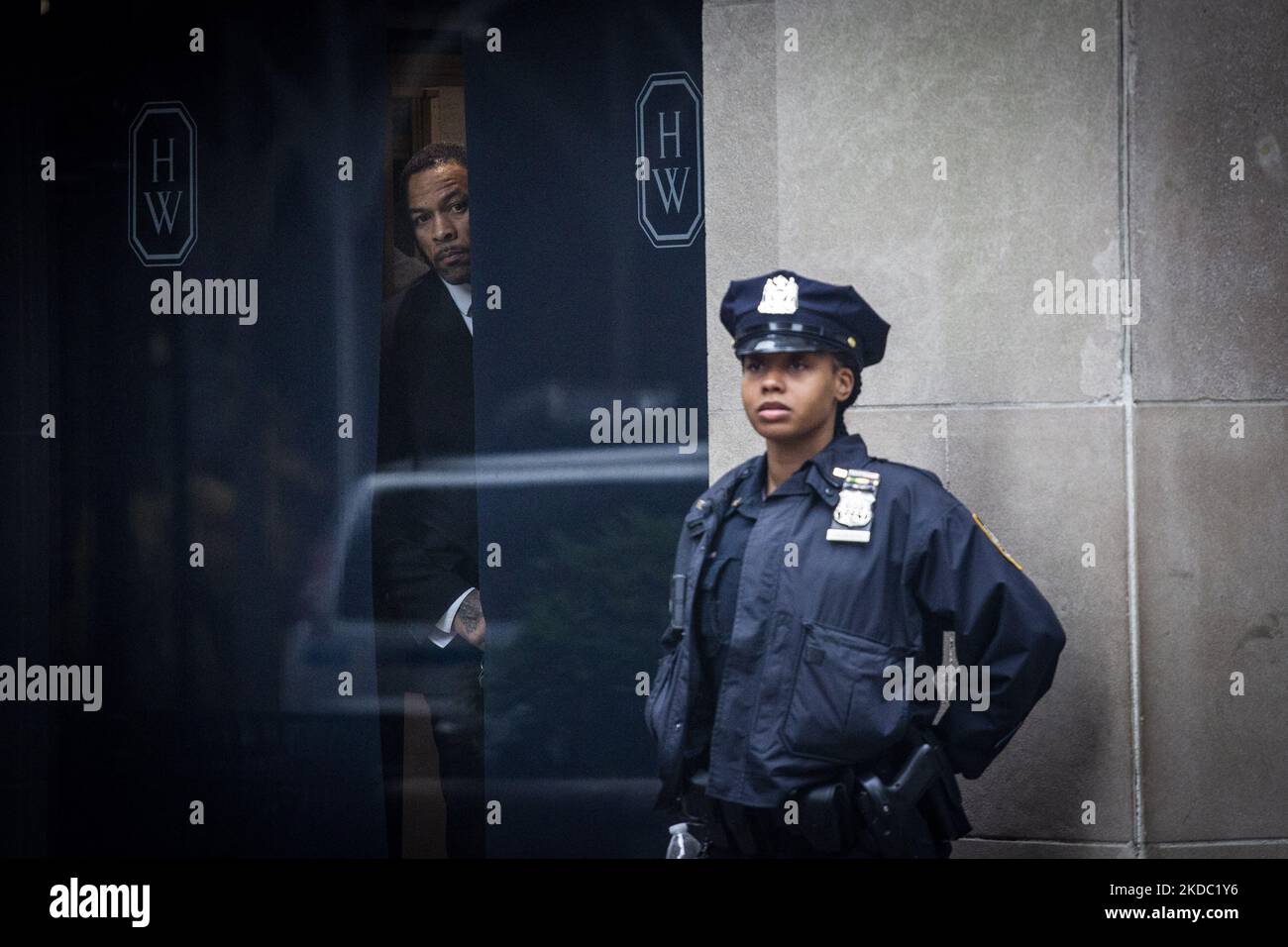 NYPD-Offiziere stehen während der Parade zum Nationalen Puerto-ricanischen Tag am Sonntag, den 12. Juni 2022 in New York, NY, unter Beobachtung. Die Parade kehrt nach einer zweijährigen Pause aufgrund der COVID-19-Pandemie zurück. (Foto von Erin Lefevre/NurPhoto) Stockfoto