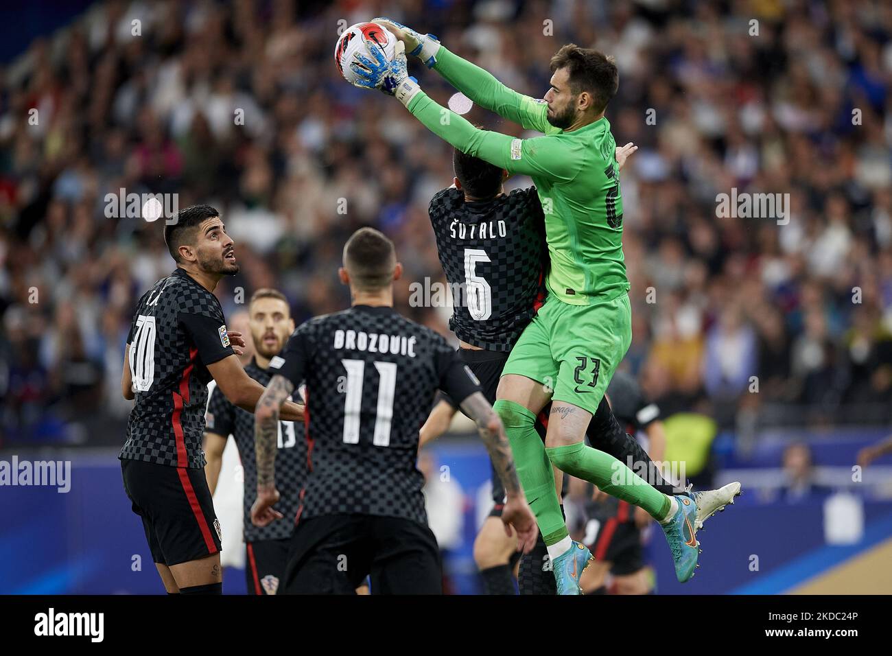 Ivica Ivusic (NK Isijek) aus Kroatien rettet während der UEFA Nations League Ein Gruppe-1-Spiel zwischen Frankreich und Kroatien am 13. Juni 2022 im Stade de France in Paris, Frankreich. (Foto von Jose Breton/Pics Action/NurPhoto) Stockfoto