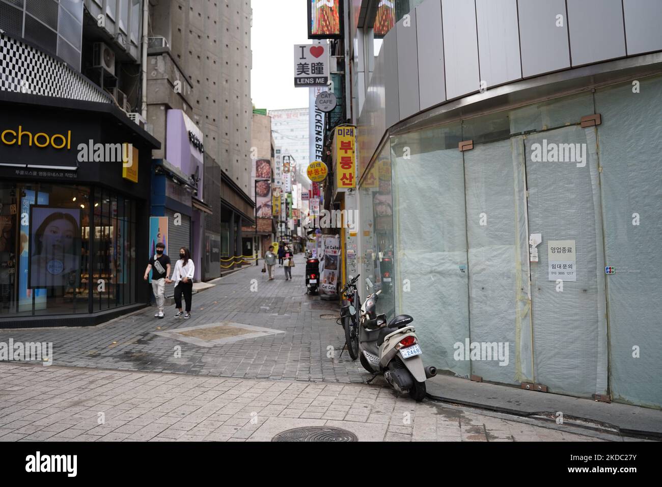 Am 13. Juni 2022 gehen die Menschen in den Einkaufsstraßen von Myeongdong, wo einige Geschäfte aufgrund der Abwesenheit ausländischer Reisender noch immer geschlossen sind, in Seoul, Südkorea. Südkorea hat am Mittwoch (8. Juni) die Quarantänepflicht für nicht geimpfte Reisende aufgehoben und auch die Begrenzung der Anzahl internationaler Flüge, die den Incheon International Airport nutzen, aufgehoben. (Foto von Jinhee Lee/NurPhoto) Stockfoto