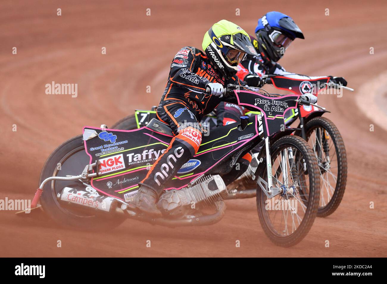 Leon Flint (Reserve) von Wolverhampton Wolves tusles mit Tom Brennan (Reserve) von Belle Vue ‘ATPI’ Aces während des SGB Premiership-Spiels zwischen Belle Vue Aces und Wolverhampton Wolves am Montag, 13.. Juni 2022 im National Speedway Stadium, Manchester. (Foto von Eddie Garvey/MI News/NurPhoto) Stockfoto