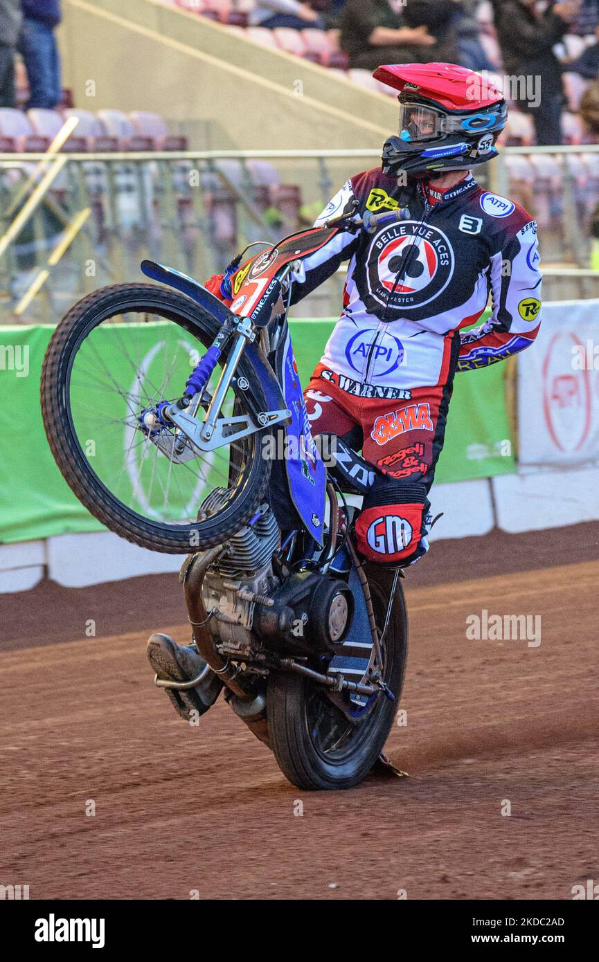 Matej Zagar feiert seinen Sieg mit einem Wheelie während des SGB Premiership-Spiels zwischen Belle Vue Aces und Wolverhampton Wolves am Montag, den 13.. Juni 2022 im National Speedway Stadium in Manchester. (Foto von Ian Charles/MI News/NurPhoto) Stockfoto