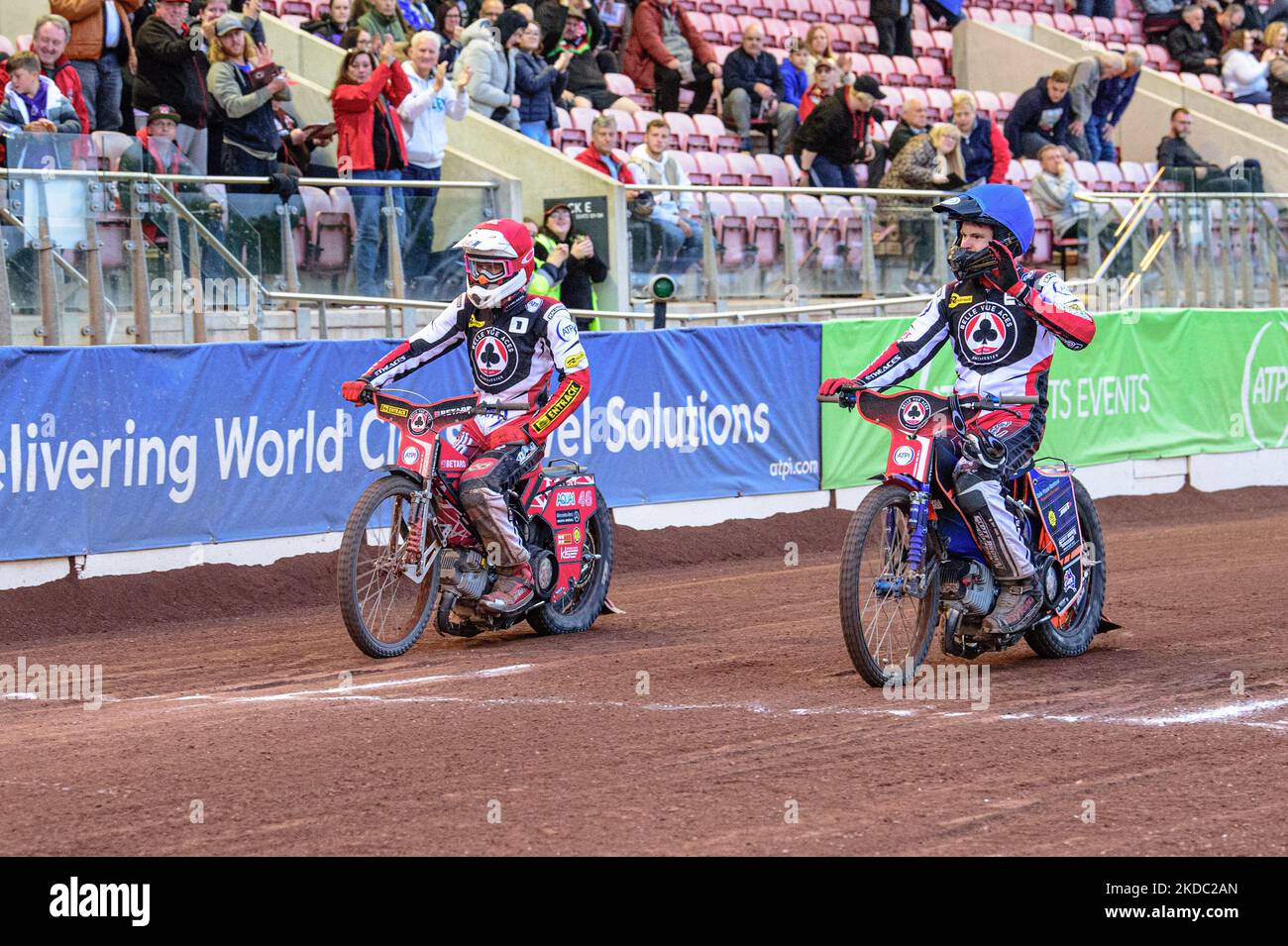 Max Fricke (Rot) und Brady Kurtz (Blau) bestätigen die Menge nach ihrem Höchstpunktesieg während des SGB Premiership-Spiels zwischen Belle Vue Aces und Wolverhampton Wolves am Montag, dem 13.. Juni 2022, im National Speedway Stadium in Manchester. (Foto von Ian Charles/MI News/NurPhoto) Stockfoto