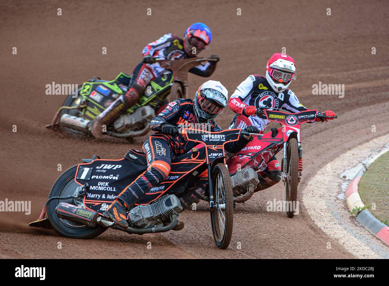 Sam Masters (Weiß) führt Max Fricke (Rot) und Jye Etheridge (Blau) während des Premiership-Spiels der SGB zwischen Belle Vue Aces und Wolverhampton Wolves am Montag, den 13.. Juni 2022 im National Speedway Stadium in Manchester an. (Foto von Ian Charles/MI News/NurPhoto) Stockfoto