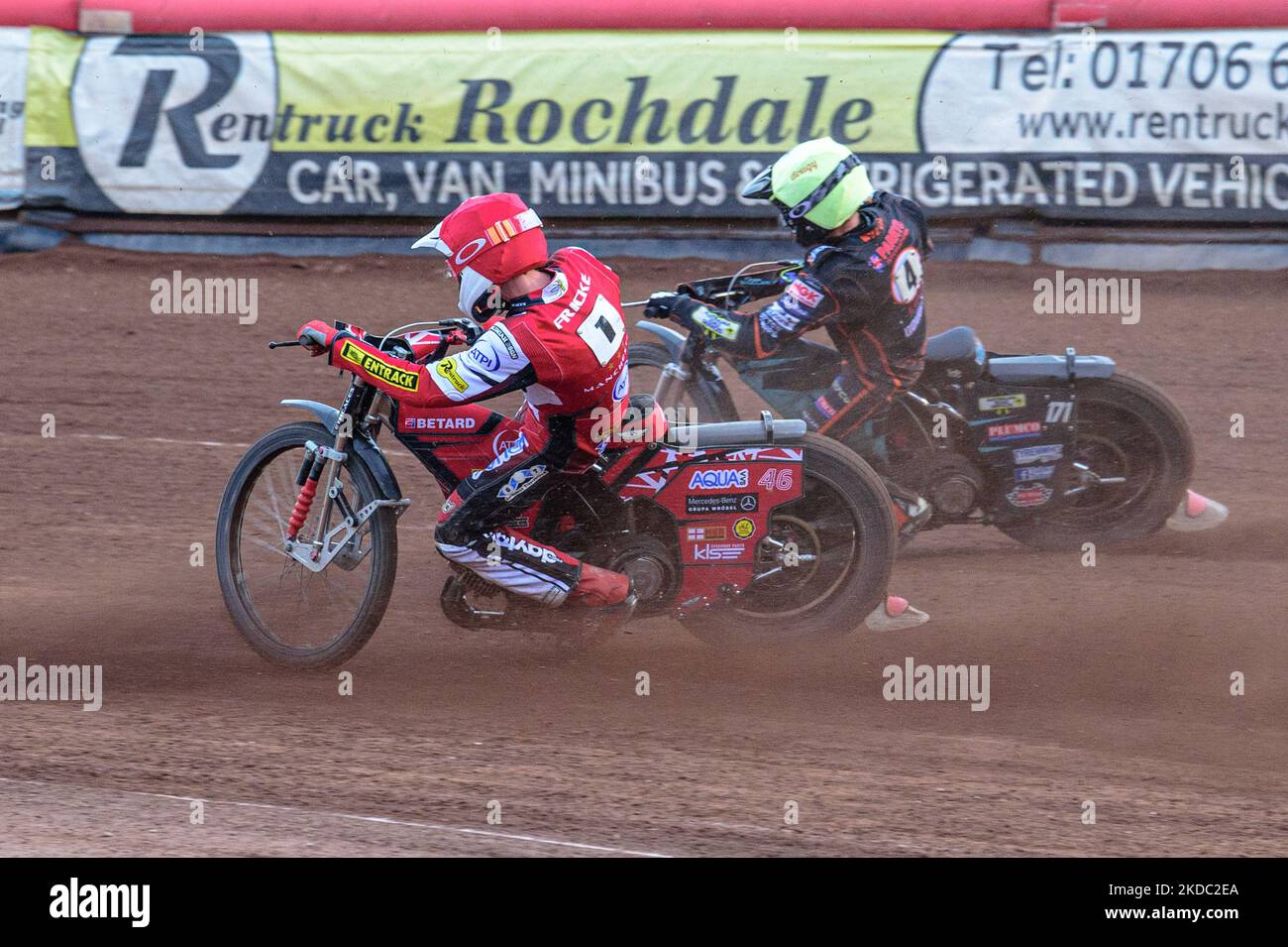 Max Fricke (Rot) übergibt Ryan Douglas (Gelb) während des SGB Premiership-Spiels zwischen Belle Vue Aces und Wolverhampton Wolves am Montag, den 13.. Juni 2022 im National Speedway Stadium in Manchester. (Foto von Ian Charles/MI News/NurPhoto) Stockfoto
