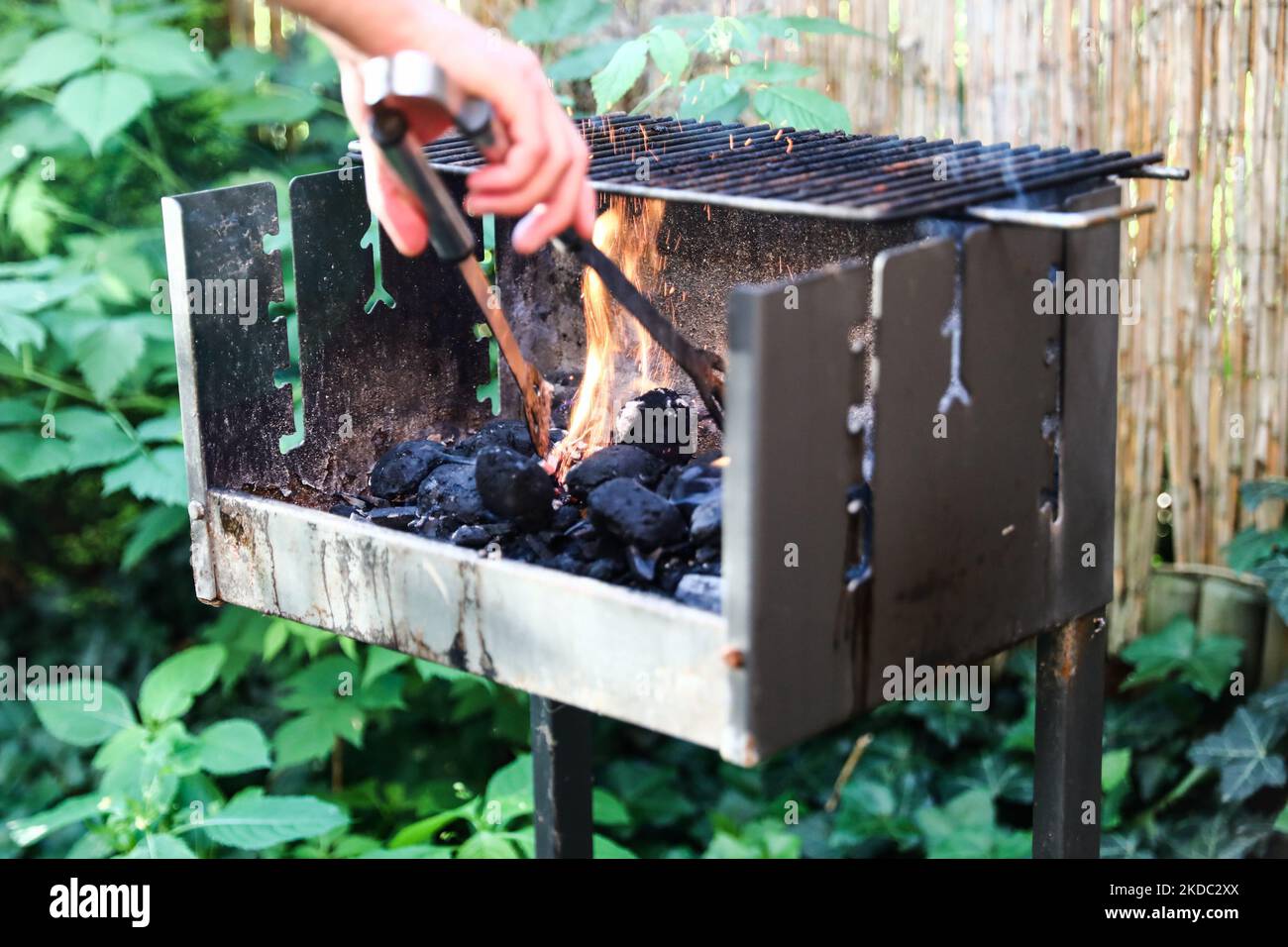 Am 11. Juni 2022 zündet eine Person in Krakau, Polen, einen Grill an. (Foto von Jakub Porzycki/NurPhoto) Stockfoto