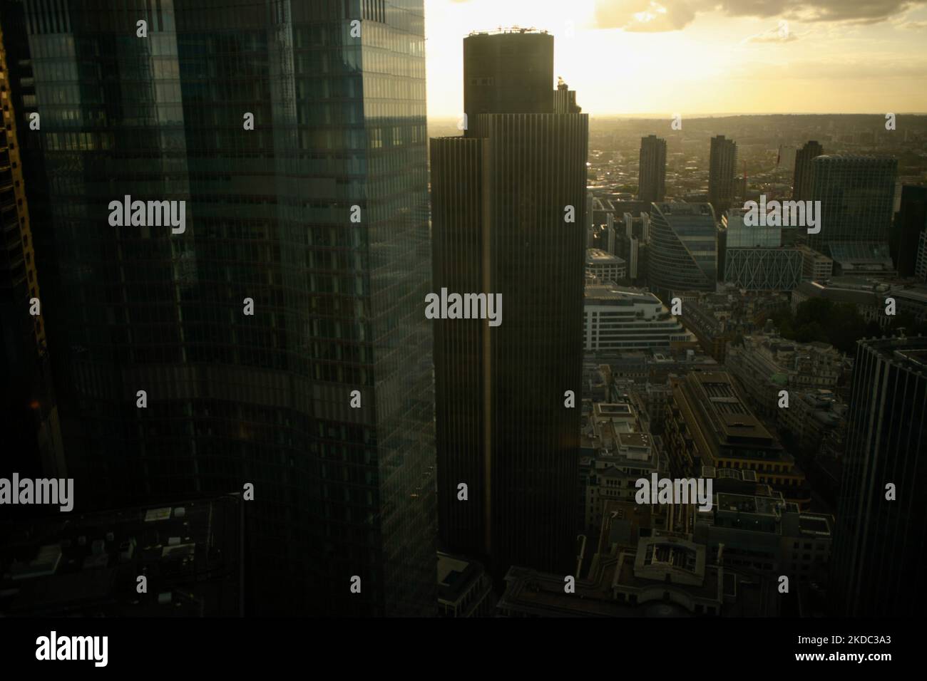 Der Wolkenkratzer Tower 42 steht im Finanzviertel der City of London und wird durch die Fenster oben auf dem 30 St. Mary AX-Turm, der gemeinhin als Gherkin bekannt ist, bei Sonnenuntergang in London, England, am 12. Juni 2022 gesehen. (Foto von David Cliff/NurPhoto) Stockfoto