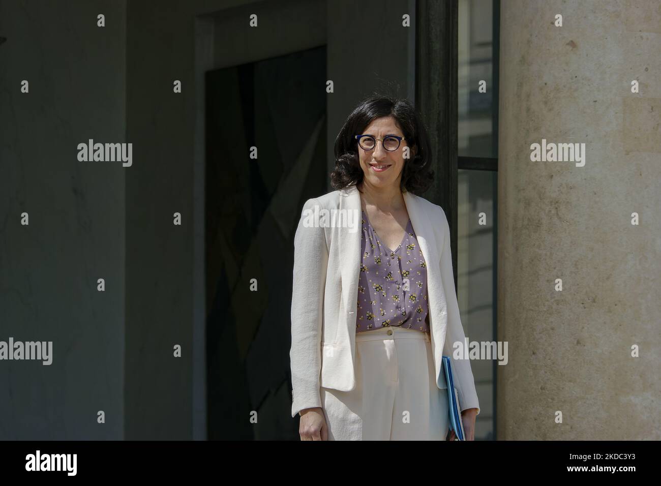 FRANKREICH - PARIS – REGIERUNG – POLITIK - die französische Kulturministerin Rima Abdul-Malak verlässt das Land nach einer wöchentlichen Kabinettssitzung im Elysee-Palast am 14. Juni 2022, Paris (Foto: Daniel Pier/NurPhoto) Stockfoto