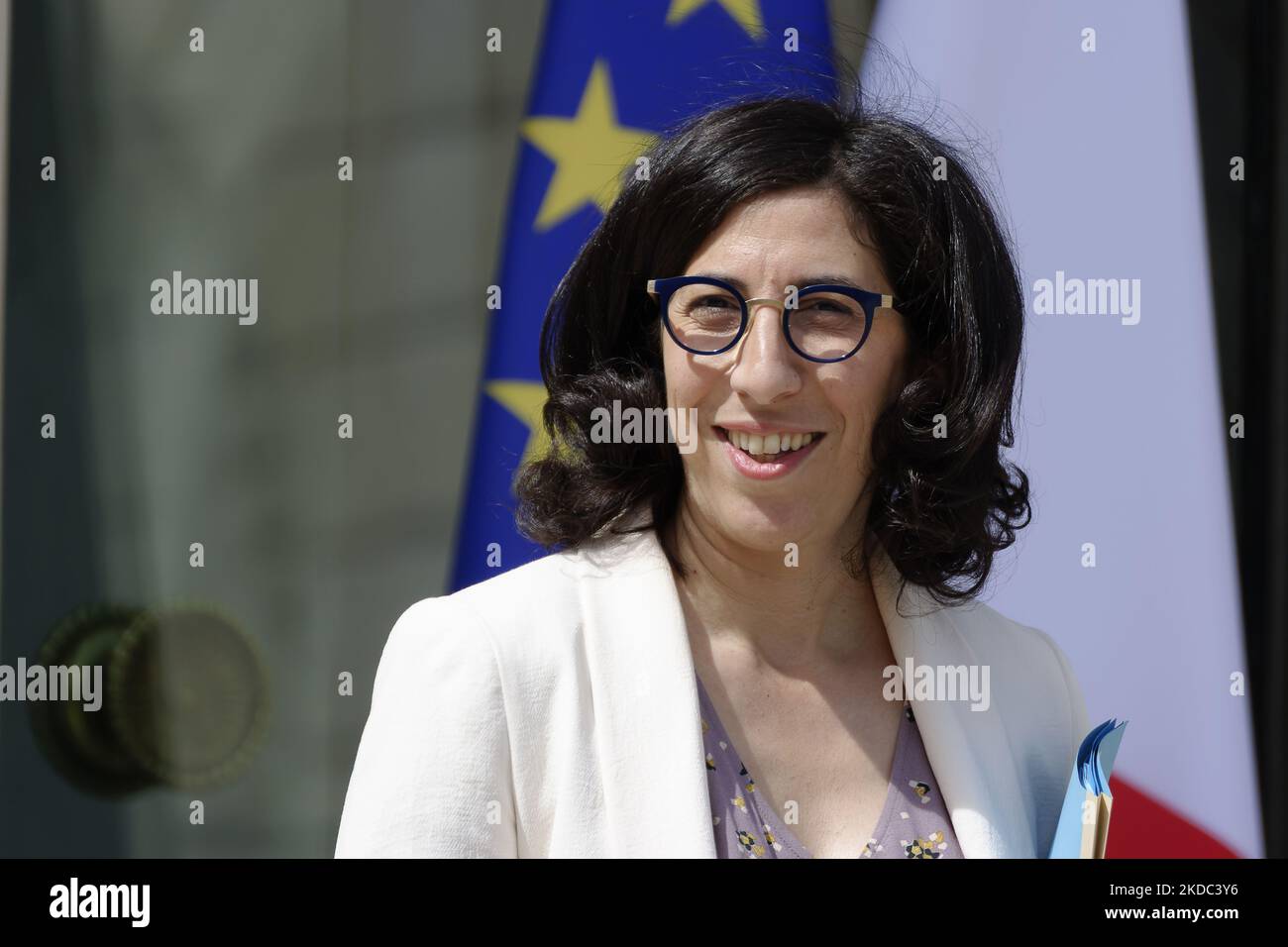 FRANKREICH - PARIS – REGIERUNG – POLITIK - die französische Kulturministerin Rima Abdul-Malak verlässt das Land nach einer wöchentlichen Kabinettssitzung im Elysee-Palast am 14. Juni 2022, Paris (Foto: Daniel Pier/NurPhoto) Stockfoto