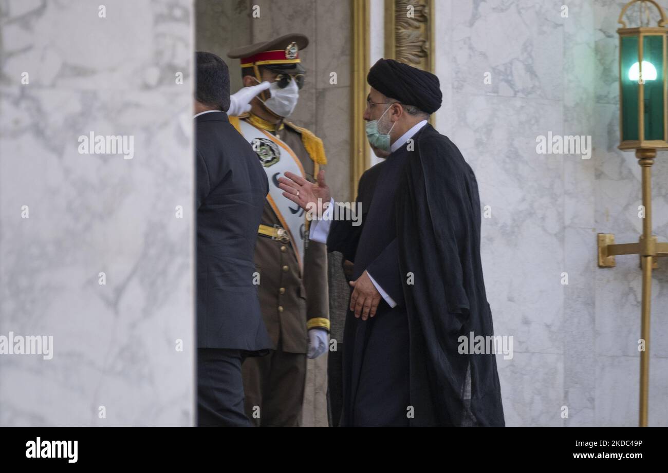 Vor einer Begrüßungszeremonie im Saadabad-Palast im Norden Teherans geht der iranische Präsident Ebrahim Raisi (R) spazieren, während er auf seinen turkmenischen Amtskollegen Serdar Berdymukhamedov, 15. Juni 2022, wartet. (Foto von Morteza Nikoubazl/NurPhoto) Stockfoto
