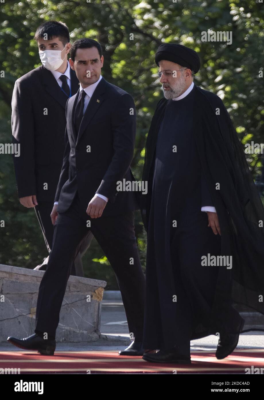 Bei einer Begrüßungszeremonie im Saadabad-Palast im Norden von Teheran spaziert der turkmenische Präsident Serdar Berdymukhamedov (C) mit seinem iranischen Amtskollegen Ebrahim Raisi (R) am 15. Juni 2022. (Foto von Morteza Nikoubazl/NurPhoto) Stockfoto