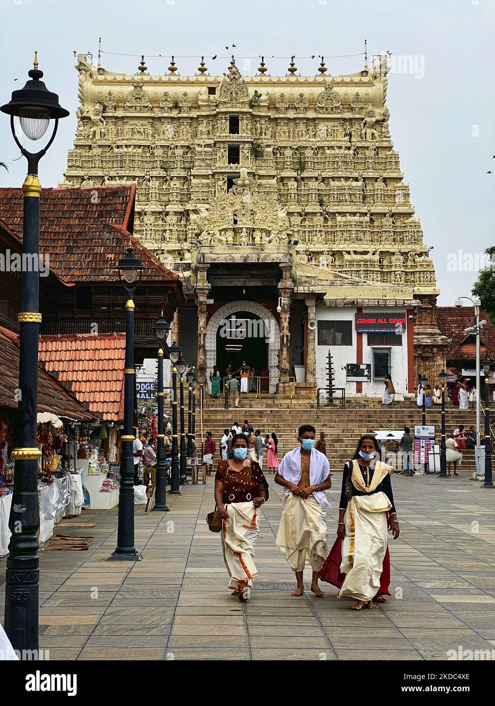 Der historische Sree Padmanabhaswamy Tempel in Thiruvananthapuram (Trivandrum), Kerala, Indien, am 10. Mai 2022. Der über 260 Jahre alte Tempel wurde kürzlich ins Rampenlicht gerückt, nachdem Goldmünzen und Edelsteine im Wert von 500 Milliarden Rupien (11,2 Milliarden US-Dollar) in seinen Gewölben gefunden wurden. Fünf Gewölbe des Tempels wurden geöffnet und ergaben enorme Mengen an Gold- und Silberschmuck, Münzen und Edelsteinen. Nach der Entdeckung hat die Polizei von Kerala die Sicherheit des Tempelpersonals übernommen. (Foto von Creative Touch Imaging Ltd./NurPhoto) Stockfoto