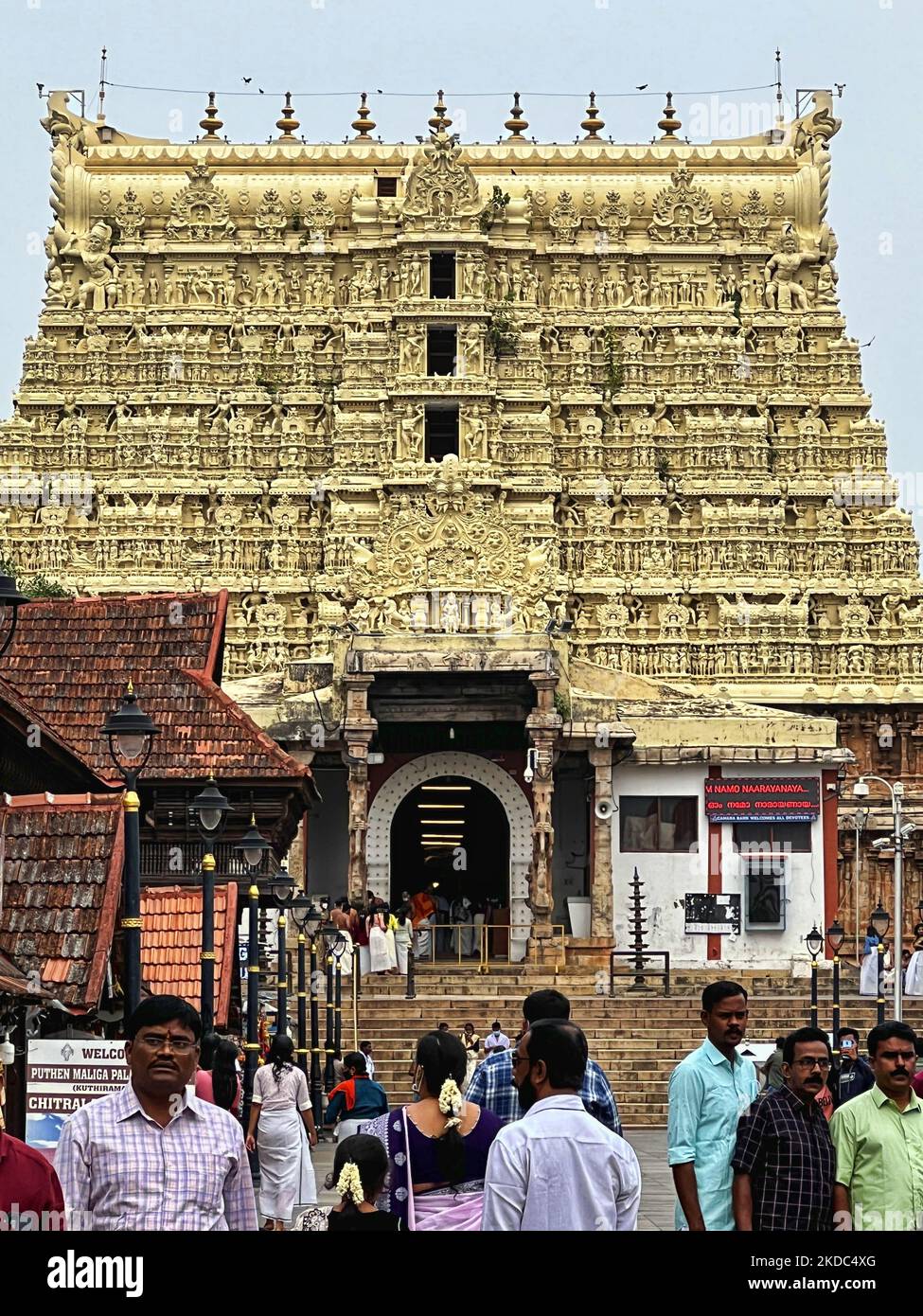 Hinduistische Anhänger vor dem historischen Sree Padmanabhaswamy Tempel in Thiruvananthapuram (Trivandrum), Kerala, Indien, am 10. Mai 2022. Der über 260 Jahre alte Tempel wurde kürzlich ins Rampenlicht gerückt, nachdem Goldmünzen und Edelsteine im Wert von 500 Milliarden Rupien (11,2 Milliarden US-Dollar) in seinen Gewölben gefunden wurden. Fünf Gewölbe des Tempels wurden geöffnet und ergaben enorme Mengen an Gold- und Silberschmuck, Münzen und Edelsteinen. Nach der Entdeckung hat die Polizei von Kerala die Sicherheit des Tempelpersonals übernommen. (Foto von Creative Touch Imaging Ltd./NurPhoto) Stockfoto