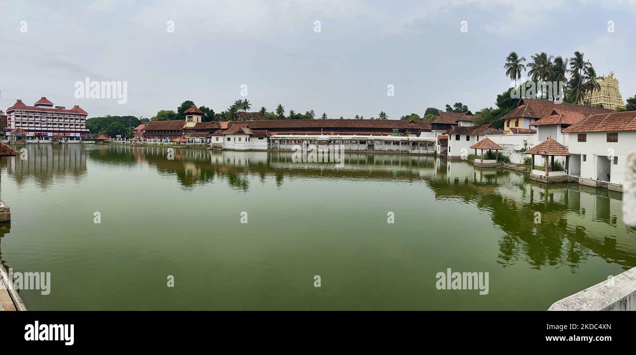 Wasserbehälter am historischen Sree Padmanabhaswamy Tempel in Thiruvananthapuram (Trivandrum), Kerala, Indien, am 10. Mai 2022. Der über 260 Jahre alte Tempel wurde kürzlich ins Rampenlicht gerückt, nachdem Goldmünzen und Edelsteine im Wert von 500 Milliarden Rupien (11,2 Milliarden US-Dollar) in seinen Gewölben gefunden wurden. Fünf Gewölbe des Tempels wurden geöffnet und ergaben enorme Mengen an Gold- und Silberschmuck, Münzen und Edelsteinen. Nach der Entdeckung hat die Polizei von Kerala die Sicherheit des Tempelpersonals übernommen. (Foto von Creative Touch Imaging Ltd./NurPhoto) Stockfoto