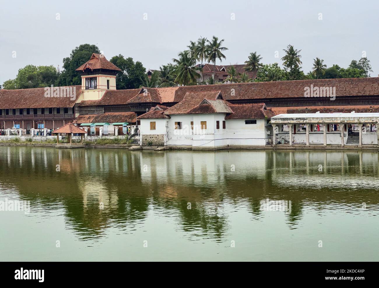 Wasserbehälter am historischen Sree Padmanabhaswamy Tempel in Thiruvananthapuram (Trivandrum), Kerala, Indien, am 10. Mai 2022. Der über 260 Jahre alte Tempel wurde kürzlich ins Rampenlicht gerückt, nachdem Goldmünzen und Edelsteine im Wert von 500 Milliarden Rupien (11,2 Milliarden US-Dollar) in seinen Gewölben gefunden wurden. Fünf Gewölbe des Tempels wurden geöffnet und ergaben enorme Mengen an Gold- und Silberschmuck, Münzen und Edelsteinen. Nach der Entdeckung hat die Polizei von Kerala die Sicherheit des Tempelpersonals übernommen. (Foto von Creative Touch Imaging Ltd./NurPhoto) Stockfoto