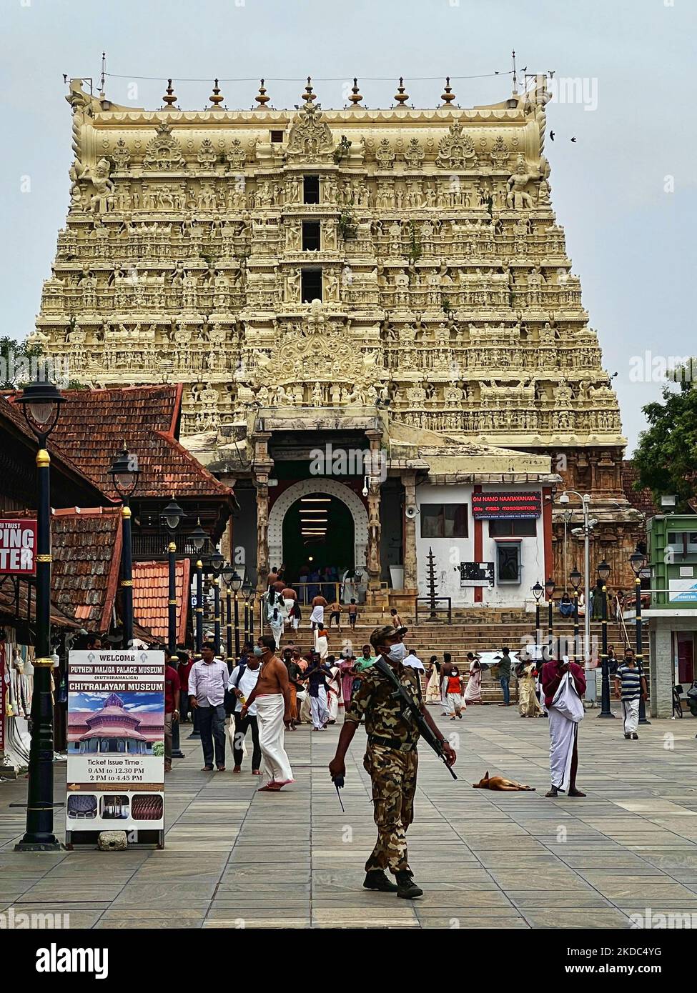 Soldat der indischen Armee patrouilliert am 10. Mai 2022 im historischen Sree Padmanabhaswamy-Tempel in Thiruvananthapuram (Trivandrum), Kerala, Indien, auf dem Perimeter. Der über 260 Jahre alte Tempel wurde kürzlich ins Rampenlicht gerückt, nachdem Goldmünzen und Edelsteine im Wert von 500 Milliarden Rupien (11,2 Milliarden US-Dollar) in seinen Gewölben gefunden wurden. Fünf Gewölbe des Tempels wurden geöffnet und ergaben enorme Mengen an Gold- und Silberschmuck, Münzen und Edelsteinen. Nach der Entdeckung hat die Polizei von Kerala die Sicherheit des Tempelpersonals übernommen. (Foto von Creative Touch Imaging Ltd./NurPhoto) Stockfoto