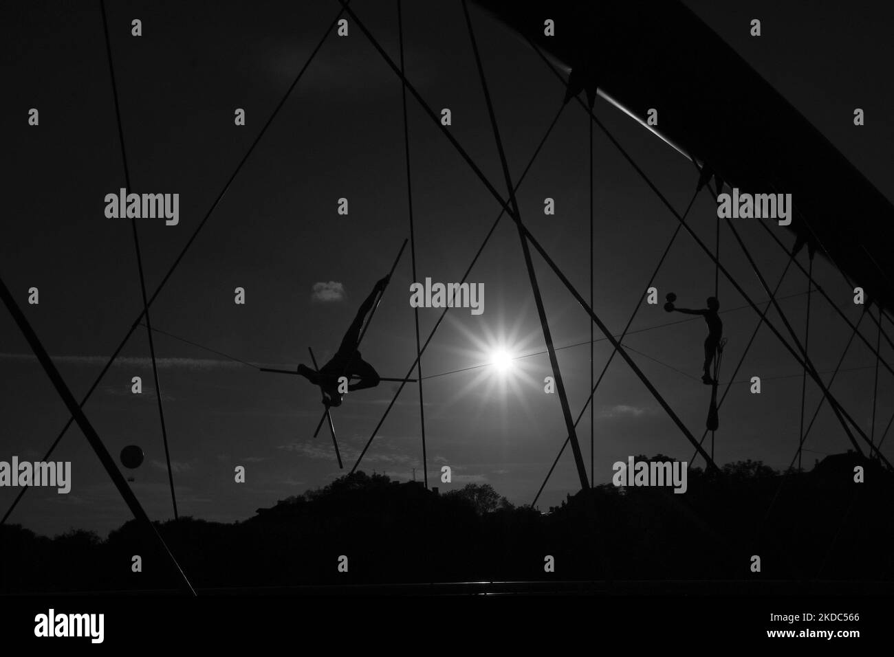 Blick auf den Krakauer Pater Bernatek-Steg (polnisch: Kladka Ojca Bernatka) mit einer Open-Air-Ausstellung der erstaunlichsten akrobatischen Skulpturen, die die Ausstellung „Zwischen Wasser und Himmel“ des polnischen Künstlers Jerzy Kedziora bilden. Am Mittwoch, den 15. Juni 2022, in Krakau, Polen. (Foto von Artur Widak/NurPhoto) Stockfoto