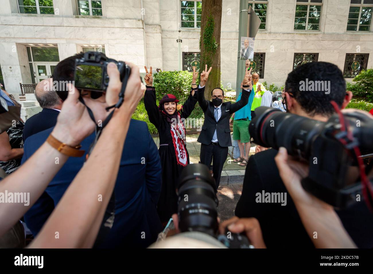 Tawakkol Karman (links) und Nihad Awad (rechts), Vorstandsmitglieder von Democracy for the Arab World Now (DAWN), feiern nach der Enthüllung des Jamal Khashoggi Way. Washington, DC, benannte die Straße vor der Botschaft für den GRÜNDER VON DAWN um. Khashoggi war ein saudischer Staatsbürger und regimekritischer Journalist und arbeitete regelmäßig für die Washington Post. Er wurde im saudischen Konsulat in Istanbul, Türkei, ermordet, und es wird allgemein angenommen, dass sein Mord vom saudischen Kronprinzen Mohammed bin Salman angeordnet wurde. (Foto von Allison Bailey/NurPhoto) Stockfoto