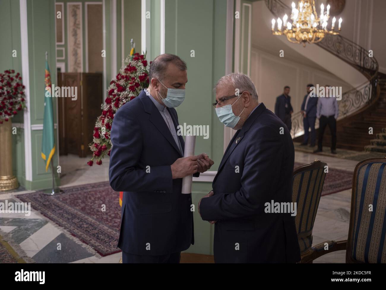 Der iranische Außenminister Hossein Amirabdollahian spricht am 15. Juni 2022 im Saadabad-Palast im Norden Teherans mit dem iranischen Ölminister Javad Owji. (Foto von Morteza Nikoubazl/NurPhoto) Stockfoto