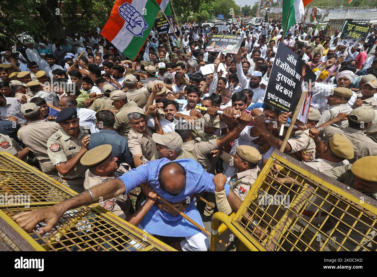 Die Polizei stoppt die Führer und Arbeiter des Kongresses von Rajasthan, die im Fall National Herald von ED einen Protest gegen die Einberufung des Parteiführers Rahul Gandhi in der Zivilpolizei in Jaipur, Rajasthan, Indien, am Donnerstag, den 16. Juni, 2022. (Foto von Vishal Bhatnagar/NurPhoto) Stockfoto