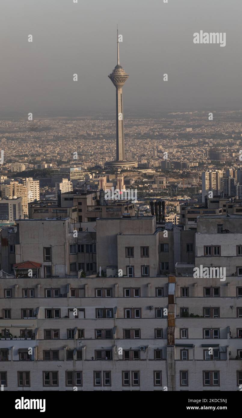 Der Telekommunikationsturm Milad ist am 15. Juni 2022 hinter Wohngebäuden im Nordwesten Teherans abgebildet. (Foto von Morteza Nikoubazl/NurPhoto) Stockfoto
