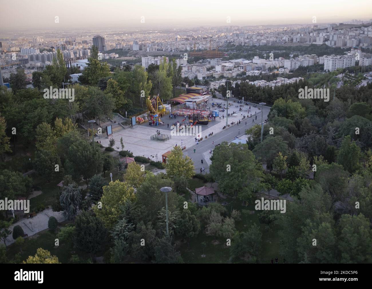 Ein lokaler Spielplatz ist in der Mitte eines grünen Feldes zu sehen, wie ein Blick auf nordwestlichen und westlichen Teheran am 15. Juni 2022 abgebildet ist. (Foto von Morteza Nikoubazl/NurPhoto) Stockfoto