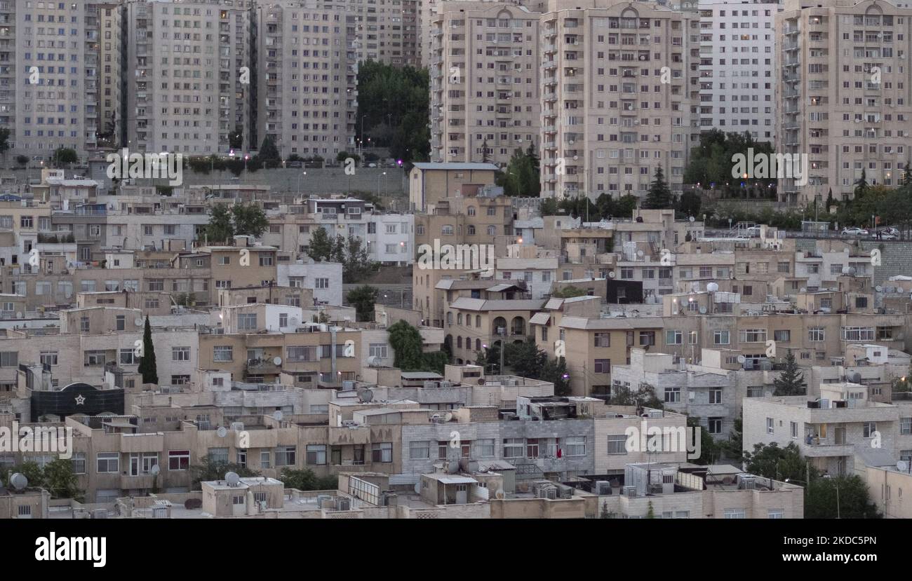 Am 15. Juni 2022 sind Wohnkomplexe und Gebäude im Nordwesten Teherans abgebildet. (Foto von Morteza Nikoubazl/NurPhoto) Stockfoto