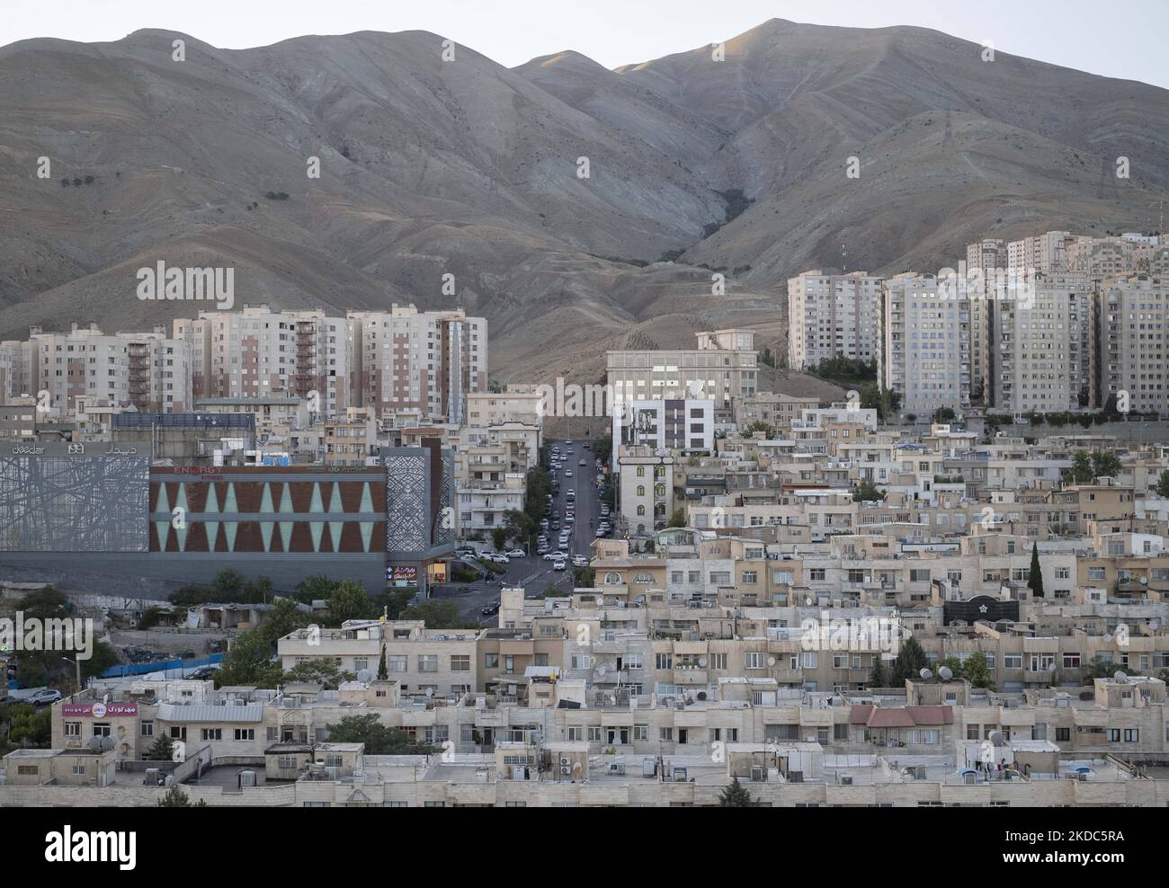 Wohn- und Geschäftskomplexe und Gebäude sind am 15. Juni 2022 im Nordwesten Teherans abgebildet. (Foto von Morteza Nikoubazl/NurPhoto) Stockfoto