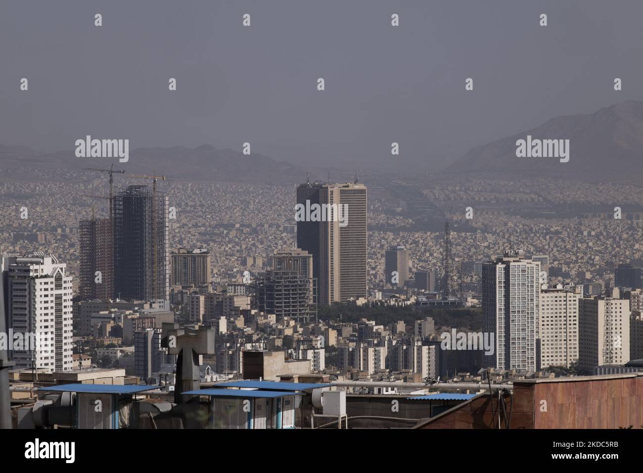 Wohn- und Geschäftskomplexe, von denen einige derzeit im Bau sind, sind am 15. Juni 2022 im Norden Teherans abgebildet. (Foto von Morteza Nikoubazl/NurPhoto) Stockfoto