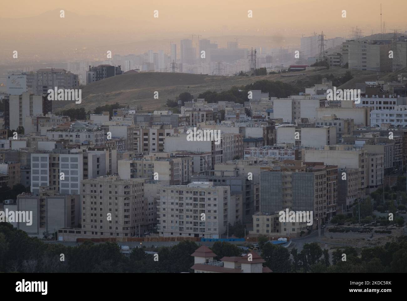 Eine Ansicht der Wohn- und Geschäftskomplexe ist am 15. Juni 2022 im Nordwesten Teherans abgebildet. (Foto von Morteza Nikoubazl/NurPhoto) Stockfoto