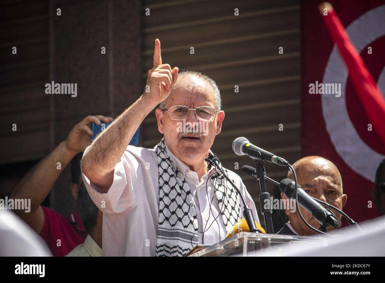 Der Generalsekretär der Tunesischen Allgemeinen Arbeitsunion (UGTT), Noureddine Taboubi, spricht während seiner Rede während einer Kundgebung der UGTT anlässlich des nationalen öffentlichen Streiks vor dem Hauptsitz der UGTT in Tunis, Tunesien, am 16. Juni 2022, Eine Erhöhung der Löhne zu fordern und sich gegen die von Präsident Kais Saied vorgeschlagenen Ausgabenkürzungen und Privatisierungen zu wehren, da das Land vor einer Wirtschaftskrise steht. (Foto von Chedly Ben Ibrahim/NurPhoto) Stockfoto