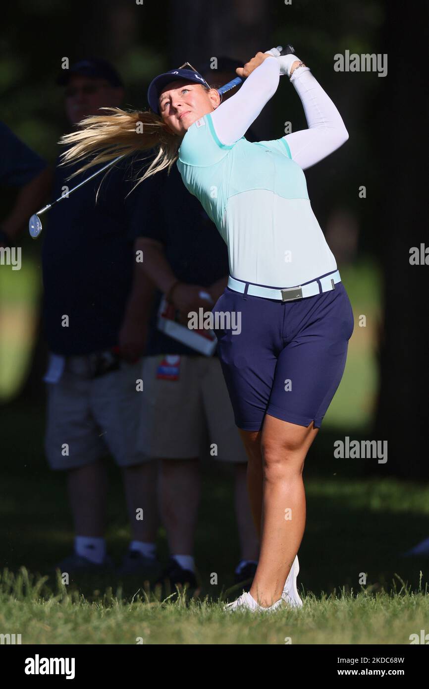 Emily Kristine Pedersen aus Smoerum, Dänemark, trifft auf dem Fairway 17. während der ersten Runde des Meijer LPGA Classic Golfturniers im Blythefield Country Club in Belmont, MI, USA, Donnerstag, 16. Juni 2022. (Foto von Amy Lemus/NurPhoto) Stockfoto