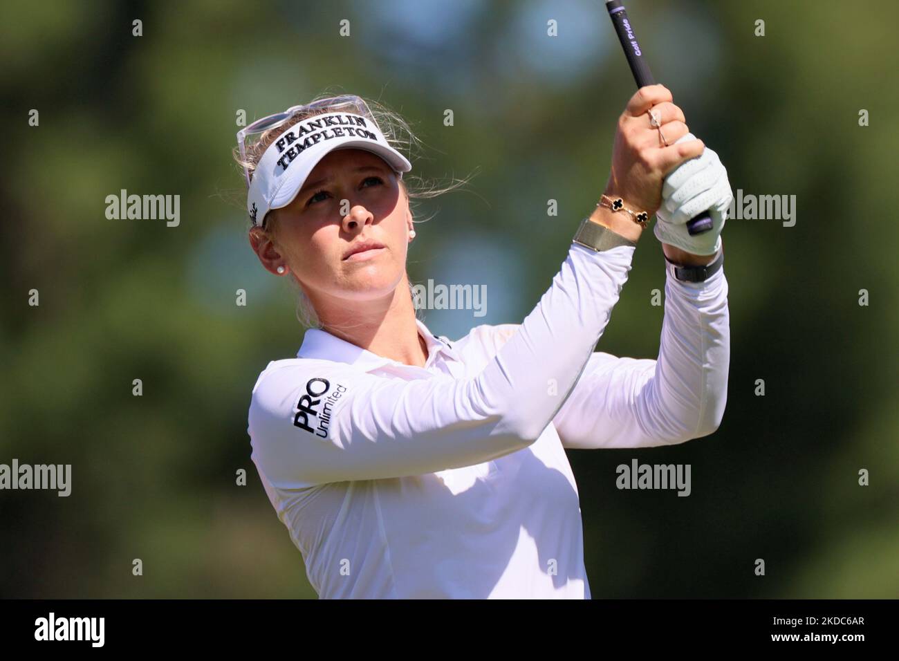 Jessica Korda von Jupiter, Florida trifft vom 2. T-Shirt während der ersten Runde des Meijer LPGA Classic Golfturniers im Blythefield Country Club in Belmont, MI, USA Donnerstag, 16. Juni 2022. (Foto von Amy Lemus/NurPhoto) Stockfoto