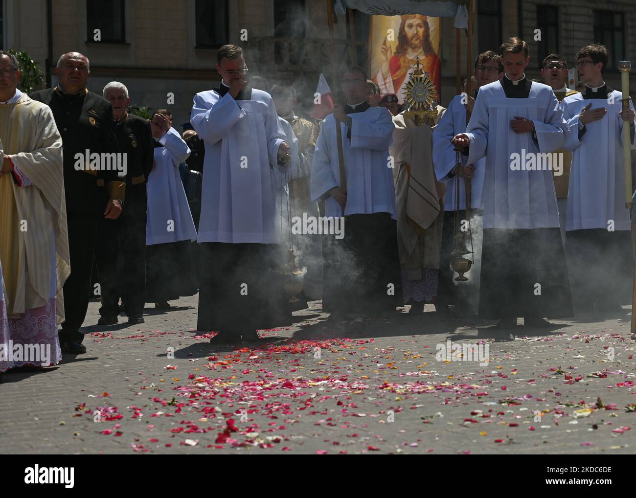 Die Fronleichnamsprozession auf dem Krakauer Marktplatz. Das Fronleichnamsfest, auch bekannt als Hochfest des heiligsten Leibes und Blutes Christi, ist eine katholische liturgische Feierlichkeit, die die wahre Gegenwart von Leib und Blut, Seele und Göttlichkeit Jesu Christi in den Elementen der Eucharistie feiert. Am Donnerstag, den 16. Juni 2022, in Krakau, Polen. (Foto von Artur Widak/NurPhoto) Stockfoto